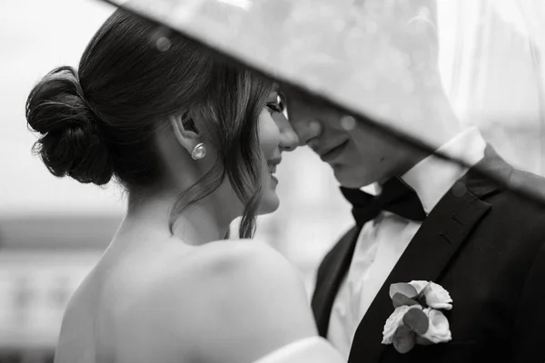 Young Couple Bride Groom White Short Dress Walking Rain ロイヤリティフリーのストック写真