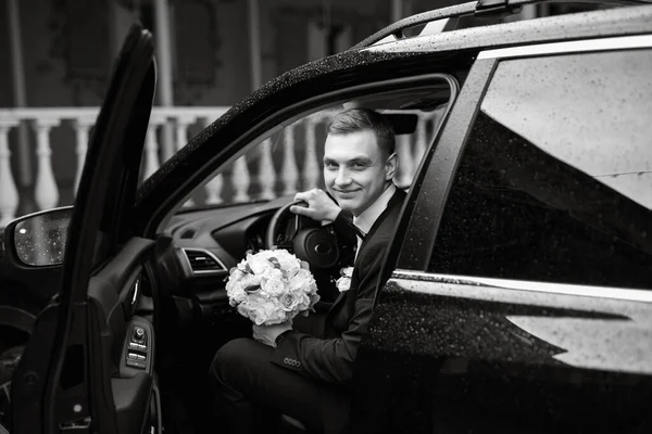 Portrait Young Guy Groom Black Suit Rainy Day — Stock fotografie