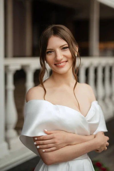 Portrait Young Bride Girl Short White Dress Rainy Day — стоковое фото