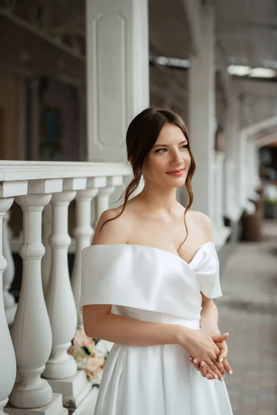 Porträt Einer Jungen Braut Einem Kurzen Weißen Kleid Einem Regnerischen — Stockfoto