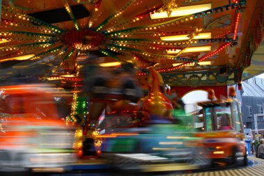 Hareket, Paderborn, NRW, Almanya 'daki Liborikirmes adlı bir çocuk atlıkarıncaya ait bulanık bir fotoğraf,