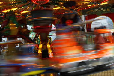 Hareket, Paderborn, NRW, Almanya 'daki Liborikirmes adlı bir çocuk atlıkarıncaya ait bulanık bir fotoğraf,