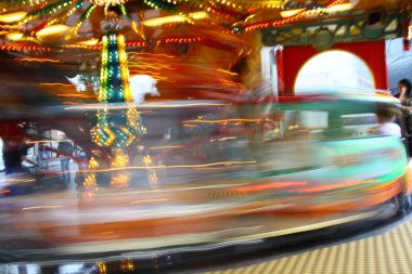 Hareket, Paderborn, NRW, Almanya 'daki Liborikirmes adlı bir çocuk atlıkarıncaya ait bulanık bir fotoğraf,