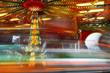 Hareket, Paderborn, NRW, Almanya 'daki Liborikirmes adlı bir çocuk atlıkarıncaya ait bulanık bir fotoğraf,