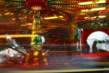 Hareket, Paderborn, NRW, Almanya 'daki Liborikirmes adlı bir çocuk atlıkarıncaya ait bulanık bir fotoğraf,