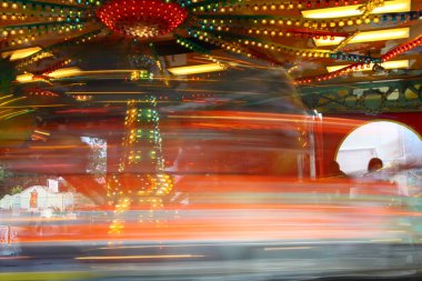 Hareket, Paderborn, NRW, Almanya 'daki Liborikirmes adlı bir çocuk atlıkarıncaya ait bulanık bir fotoğraf,