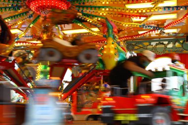 Hareket, Paderborn, NRW, Almanya 'daki Liborikirmes adlı bir çocuk atlıkarıncaya ait bulanık bir fotoğraf,