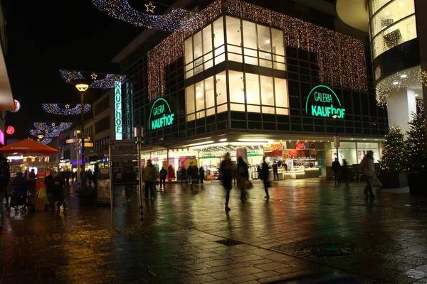 Aralık, 16. 2021, Paderborn, Kuzey Ren-Vestfalya, Almanya, alışveriş caddesi, Kaufhof Galeria,