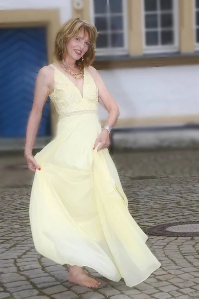 Mulher Vestido Noite Elegante Dança Descalça Parque Palácio Neuhaus — Fotografia de Stock