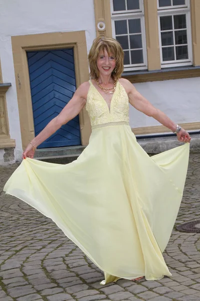 Mulher Vestido Noite Elegante Dança Descalça Parque Palácio Neuhaus — Fotografia de Stock