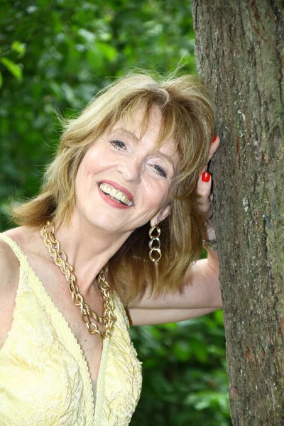 Retrato Una Mujer Atractiva Apoyada Árbol — Foto de Stock