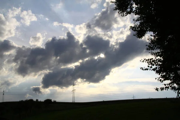 Nuvens Escuras Sobre Uma Linha Energia Elétrica Para Fornecer Eletricidade — Fotografia de Stock