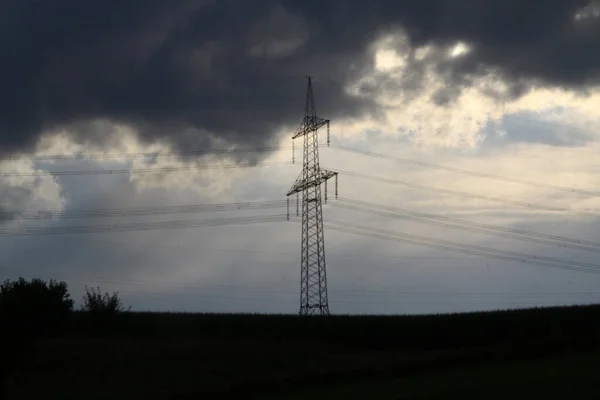 Темні Хмари Над Лінією Електропередачі Щоб Забезпечити Регіон Північній Носорозі — стокове фото