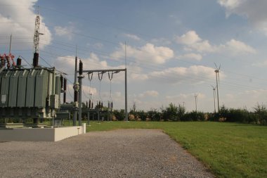 Elektrik üretmek için rüzgar türbinleri, sürdürülebilir enerji üretimi,