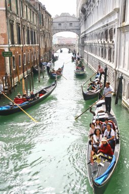 Venedik, veneto, İtalya, Eylül, 25., 2014, turistler, tekneler ve gondollar, arka planda ponte dei sospiri