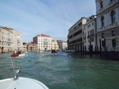 Venedik, Veneto, İtalya, Eylül, 26, 2014, Canale Grande 'de tekne ve gondollar.,