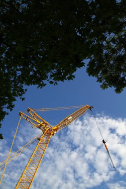 Bulutlu mavi gökyüzünün önünde inşaat vinci Paderborn Merkez İstasyonu, Kuzey Ren-Vestfalya, Almanya,