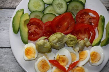 Yakın plan, haşlanmış yumurta, biber, enginar, domates, avokado, salatalık.,