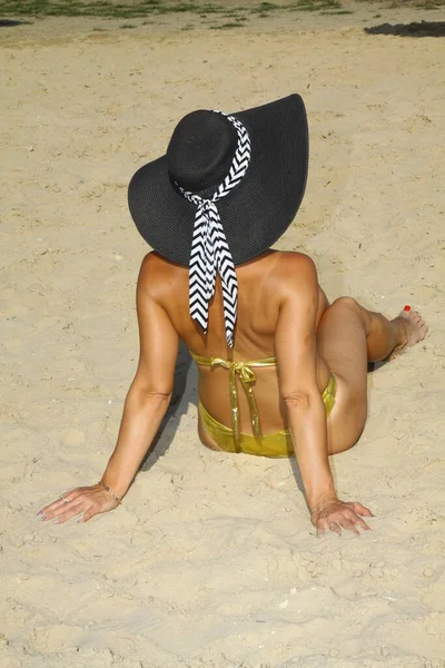 Mulher Atraente Biquíni Praia Usando Chapéu Fotografado Por Trás — Fotografia de Stock