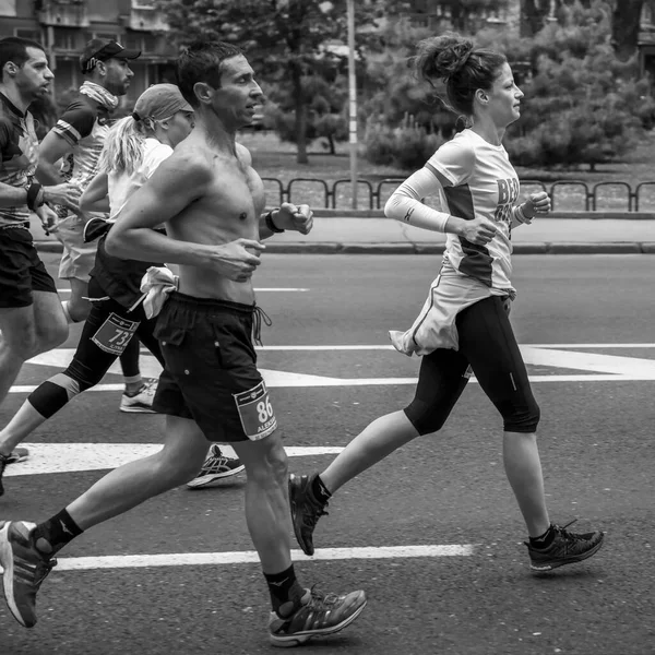 Serbia Abr 2019 Grupo Participantes 32ª Maratón Belgrado Recorriendo Calle —  Fotos de Stock