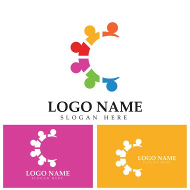 Renkli insanların dairesel bir şekilde bulunduğu topluluk logosu tasarımı. Takım çalışması dayanışmasının sembolü. İnsan konsept vektör çizim şirketi sosyal ağ forumunu markalaştırıyor