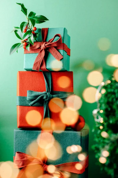 Vánoční dárkové krabice s bokeh, červené a zelené tóny — Stock fotografie