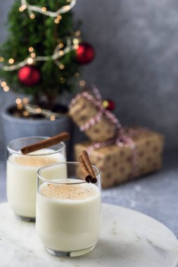Noel şenliği sütü tarçınlı eggnog ve hindistan cevizi standı