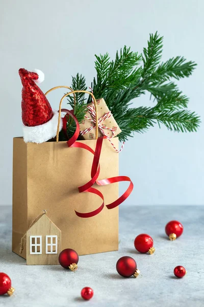 Dárková taška s hračkami na vánoční stromek — Stock fotografie