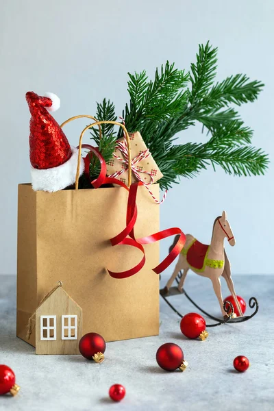 Dárková taška s hračkami na vánoční stromek — Stock fotografie