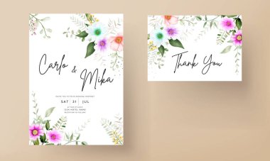 Güzel el, suluboya çiçekli düğün davetiyesi şablonu çiziyor