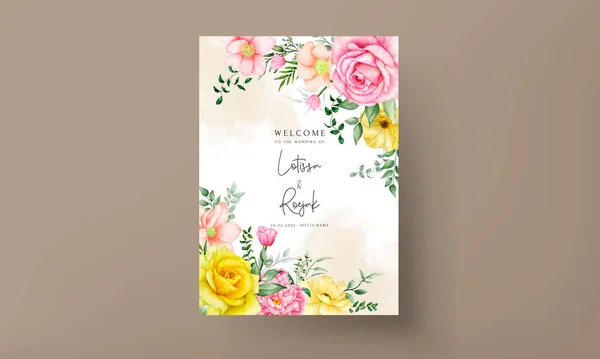 아름다운 꽃무늬 꽃피는 결혼식 초대장 — 스톡 벡터