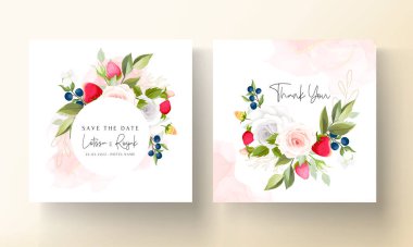 Çilek ve böğürtlen desenli güzel bir el çiçek düğün davetiyesi çiziyor