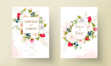 Çilek ve böğürtlen desenli güzel bir el çiçek düğün davetiyesi çiziyor