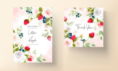 Çilek ve böğürtlen desenli güzel bir el çiçek düğün davetiyesi çiziyor