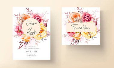 Suluboya kırmızı çiçekler ve düğün davetiyesiyle yapraklar.