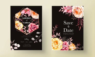 Suluboya kırmızı çiçekler ve düğün davetiyesiyle yapraklar.