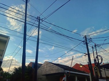 Bu öğleden sonra açık mavi gökyüzü ve bazı elektrik hatları