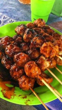 Bir kaç pişmiş köfte şişi.