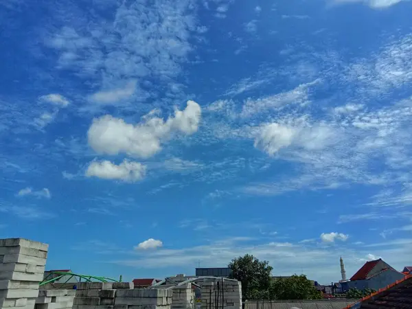 Giorno Luminoso Con Cielo Blu — Foto Stock