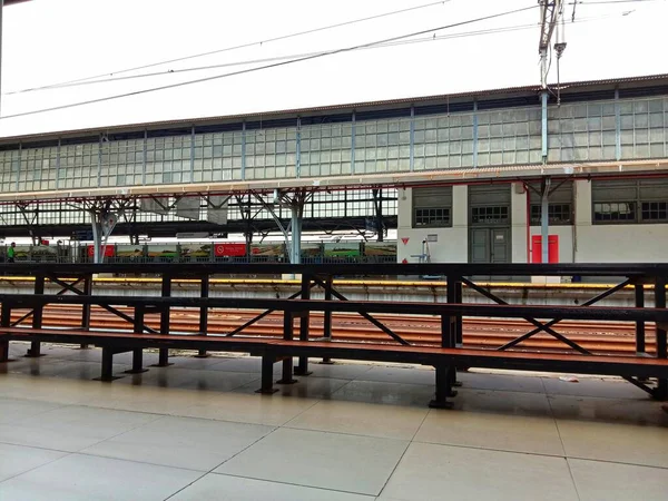 Uma Estação Trem Que Ainda Está Vazia Passageiros Pela Manhã — Fotografia de Stock