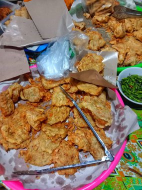 Java atıştırmalıkları, yani kızarmış tempeh ve tofu.