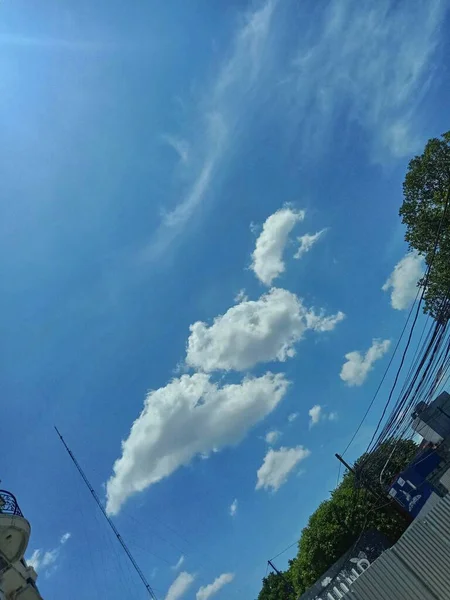 Langit Biru Atas Kota — Stok Foto