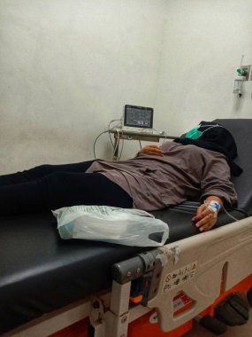 Hasta yatakta yatıyor.