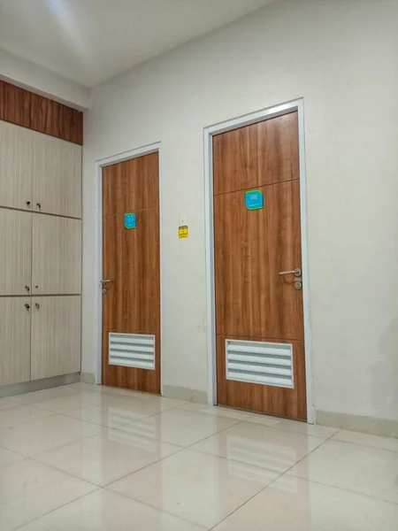 Drzwi Szpitalne Wzorem Drewna — Zdjęcie stockowe