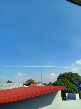 Şehrin üzerinde mavi gökyüzü