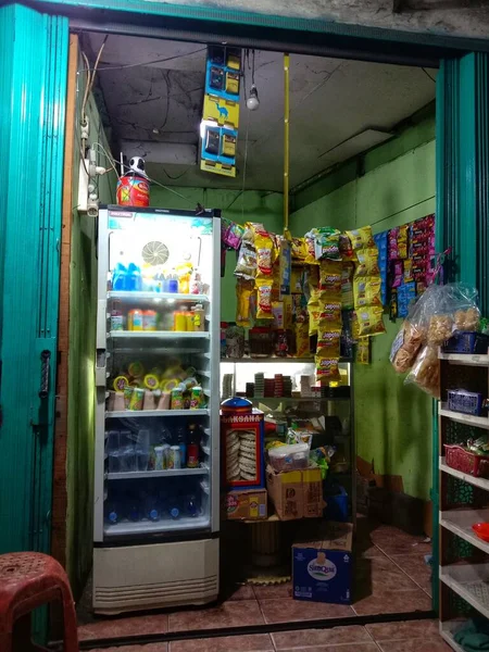 Market geceleri açık.