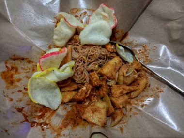 Cakarta 'nın tipik yiyeceklerinden biri olan Ketoprak.