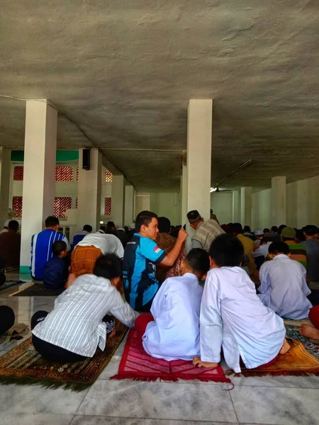 Muçulmanos Rezam Congregação Mesquita Durante Dia — Fotografia de Stock