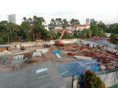 Gün boyunca bina inşaatı devam ediyor