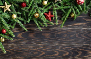 Fotokopi alanı olan bir Noel. Tahta arka planda Noel süslemeleri olan Firavun dalları 